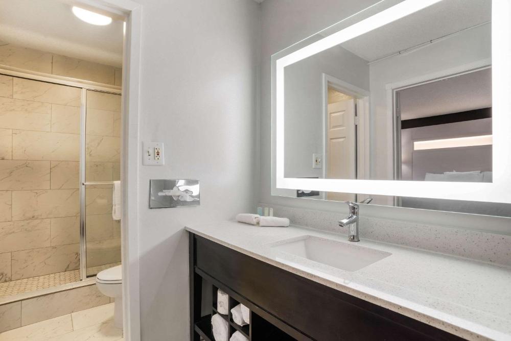 King Suite with Jetted Tub, Non-Smoking interior
